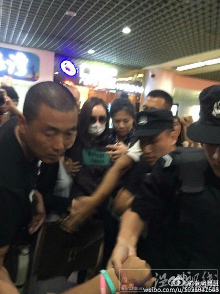 鹿晗跑男團(tuán)現(xiàn)身機(jī)場(chǎng) 跑男3嘉賓到機(jī)場(chǎng)
