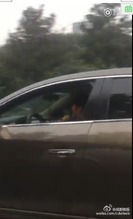 女司機開車K歌