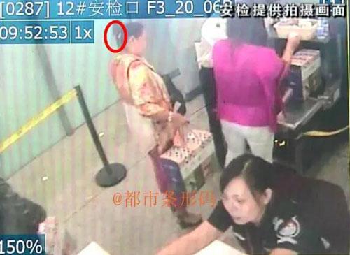 女子為吃水果插刀過安檢 效果秒殺頭上長草(圖)