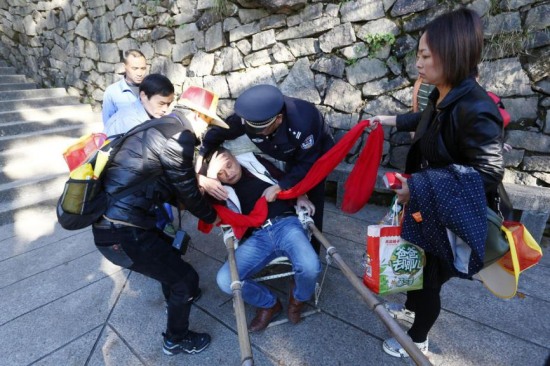 眾人抬轎護送游客
