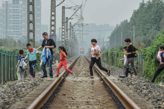 學生橫穿鐵路上學