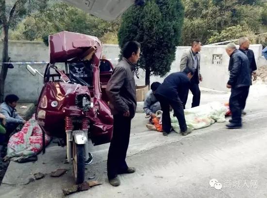 三輪側翻致7死