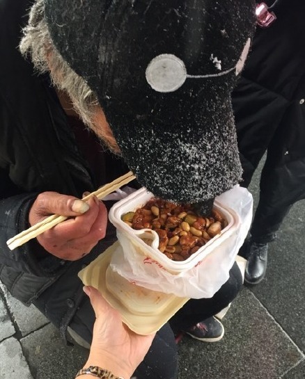 好心人給街頭老人送衣買飯