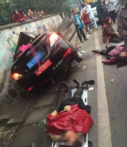 婚車失控撞上客車