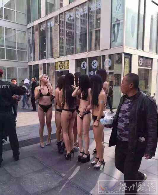 性感的女模特穿著丁字褲走在大街上