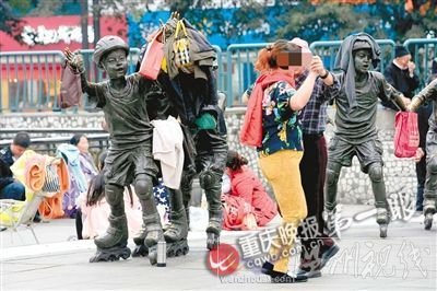 兒童雕像被掛滿衣服