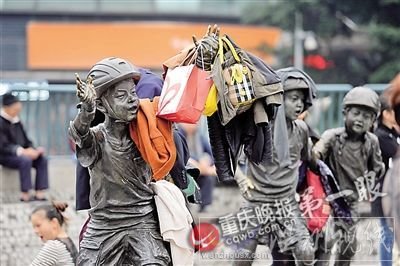 廣場雕像被當衣架
