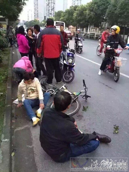 浦東金楊路轎車車禍現(xiàn)場