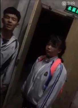 被打女生已經(jīng)鼻青臉腫