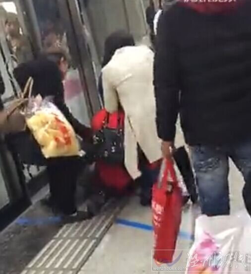 武漢地鐵2號線大媽毆打女孩