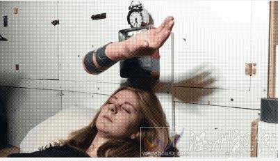 女子發(fā)明打臉鬧鐘