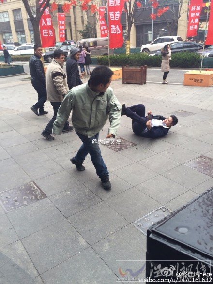 一名業主被物業的人推倒
