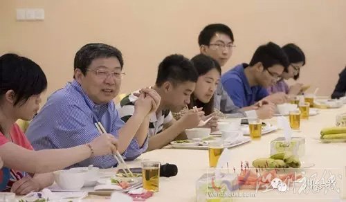 廣東省推行食堂陪餐制度