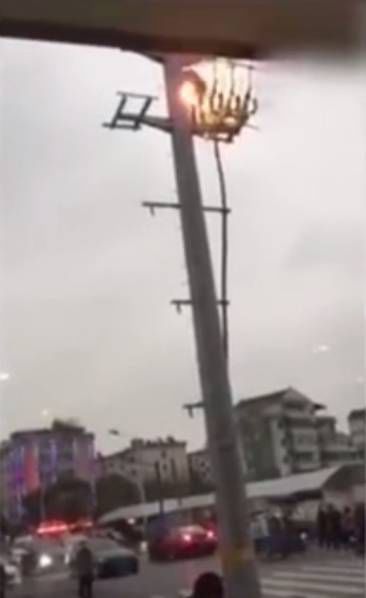 女友吵架男子爬上高壓電線桿觸電