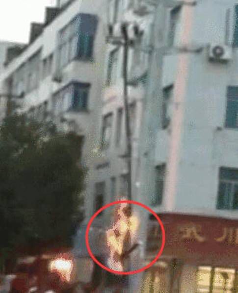 女友吵架男子爬上高壓電線桿觸電