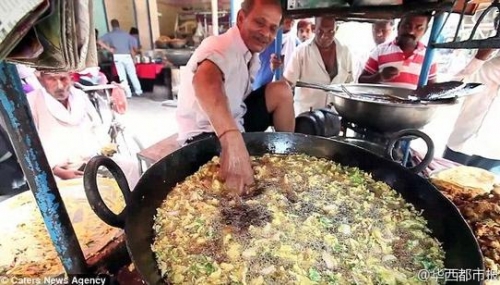 油鍋里徒手炸薯?xiàng)l