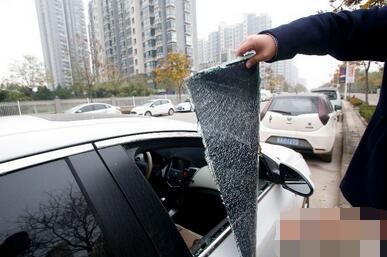 小區(qū)50輛車(chē)被砸