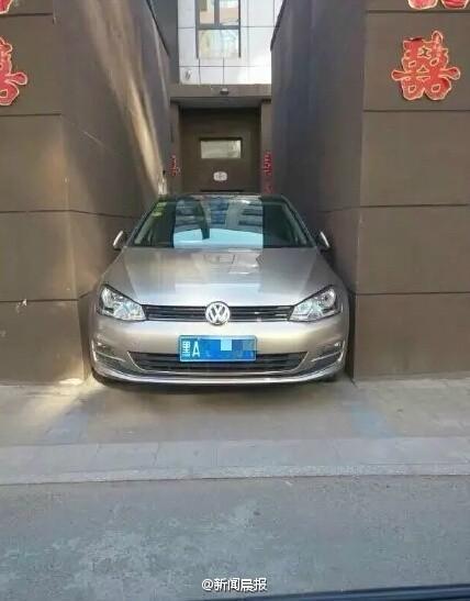 女司機霸氣停車
