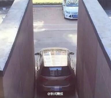 女司機霸氣停車