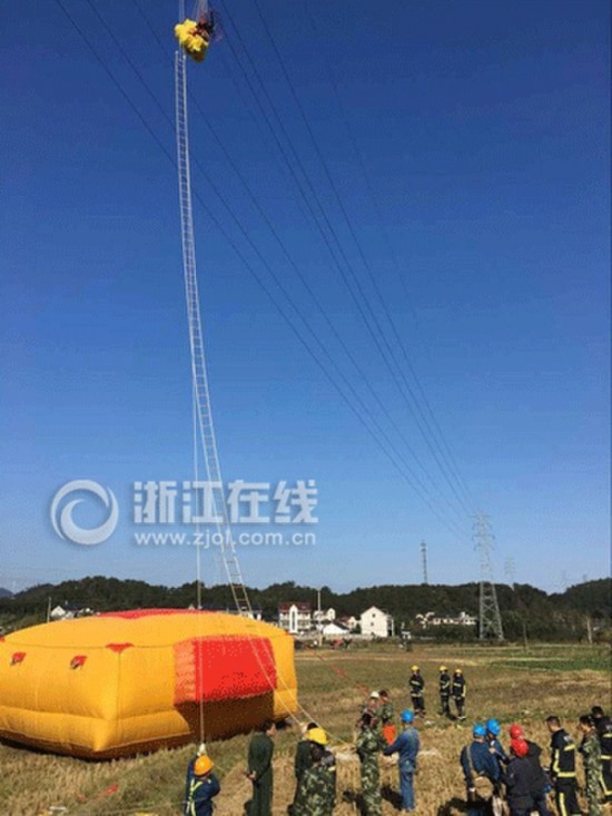 男子玩滑翔傘遇險