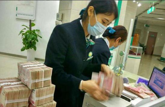 攜500萬現(xiàn)金開戶