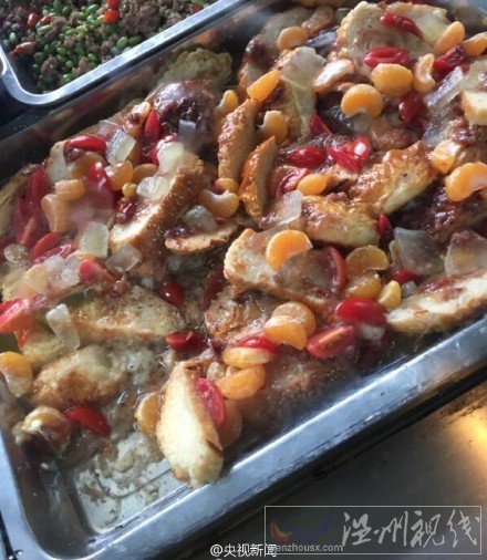 云南農(nóng)大食堂橘子西紅柿炒面包走紅