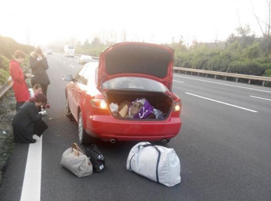 女司機高速路換胎