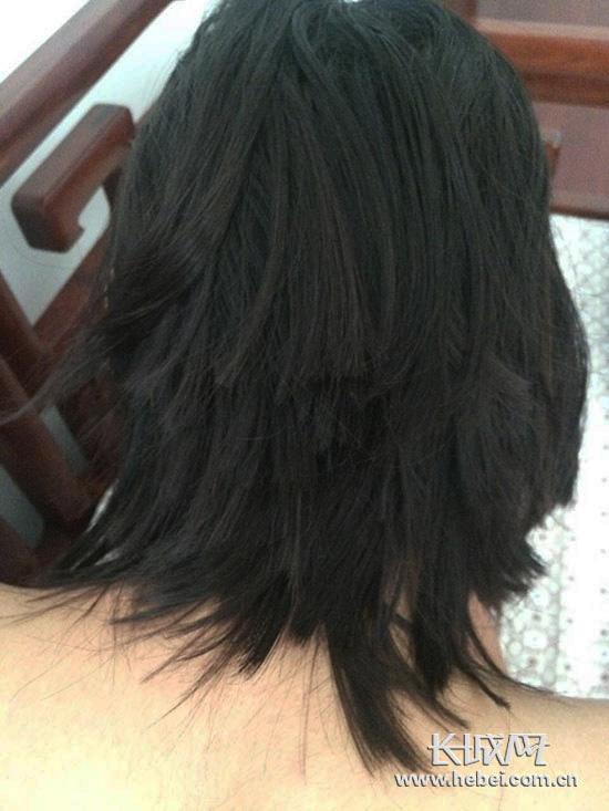 女生頭發(fā)遭強(qiáng)剪