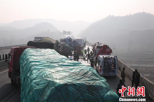 高速團(tuán)霧8車相撞
