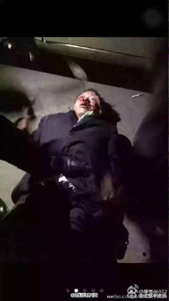 人販子當(dāng)街搶娃被群眾圍毆