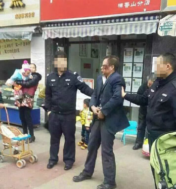 人販子當(dāng)街搶娃被群眾圍毆