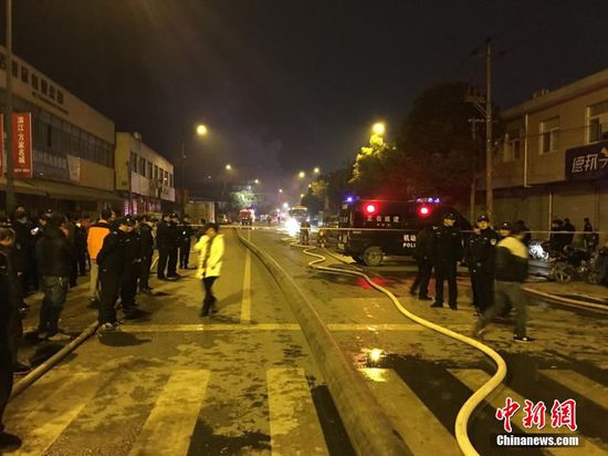 1月14日19時(shí)左右，浙江杭州市余杭區(qū)良渚街道通運(yùn)路口一裝有煤氣瓶的貨車(chē)起火，火勢(shì)較大并伴有爆炸，引燃旁邊的兩幢廠(chǎng)房。PTU、消防、公安、交警和街道人員正在現(xiàn)場(chǎng)處置。目前火勢(shì)已得到控制，現(xiàn)場(chǎng)無(wú)人員傷亡，過(guò)火面積大約2000平方米。