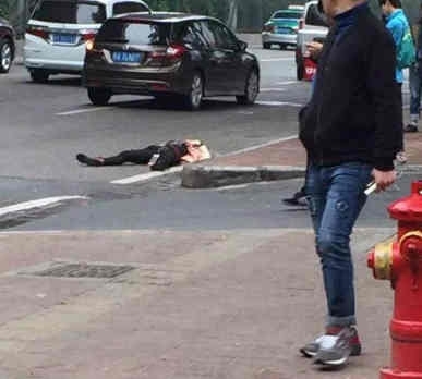 廣州地鐵砍人事件現場。
