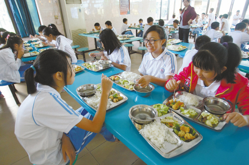 曝學校食堂供剩飯