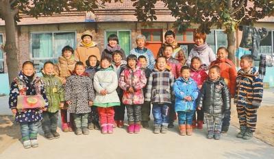 李玉梅7年收養(yǎng)16孩子
