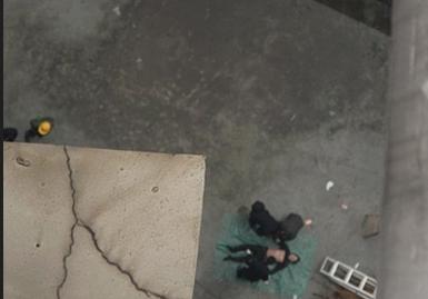 男子偷盜4樓摔下