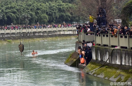 市民打撈墜河出租
