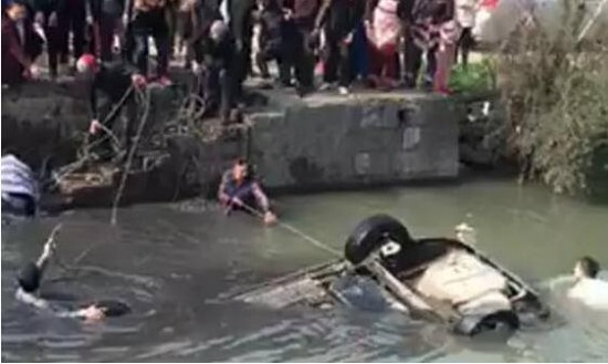 瑞安女司機(jī)倒車墜河