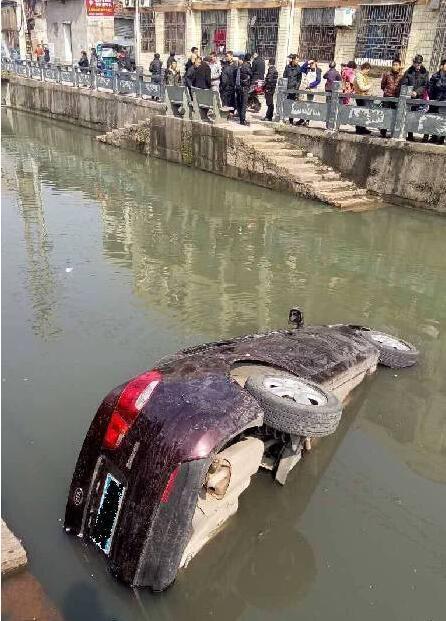 瑞安女司機(jī)倒車墜河