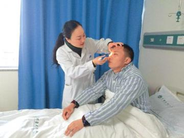 男子近視2000度