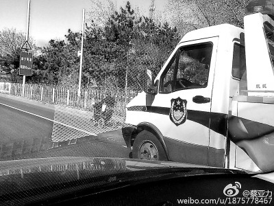 老人開輪椅上二環