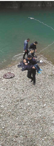 男子跳水庫(kù)救人
