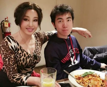 劉曉慶紐約用餐