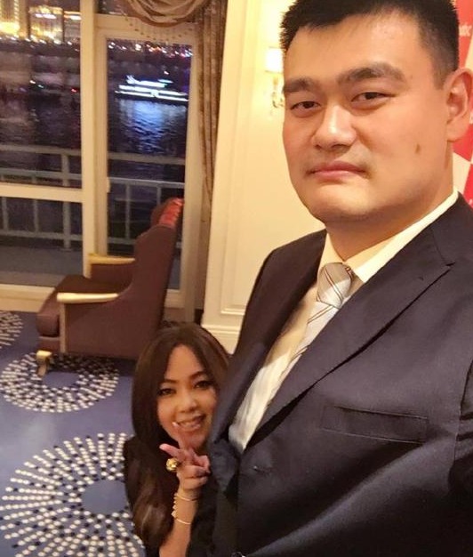 用姚明當自拍桿