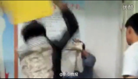 中學學生群毆老師