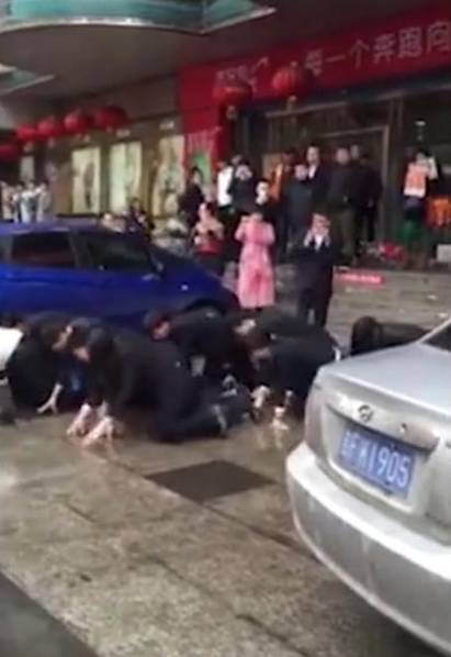 員工當(dāng)街下跪爬行