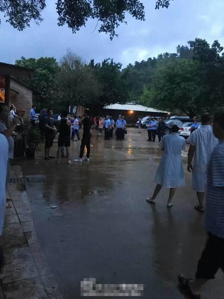 鳳凰峽旅游區(qū)游客漂流遇山洪暴發(fā)