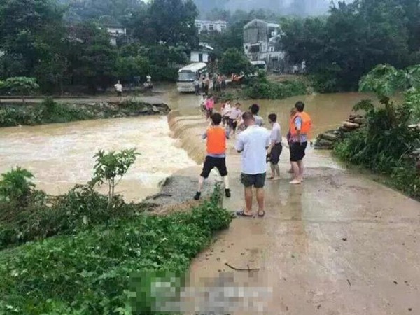 鳳凰峽旅游區(qū)游客漂流遇山洪暴發(fā)