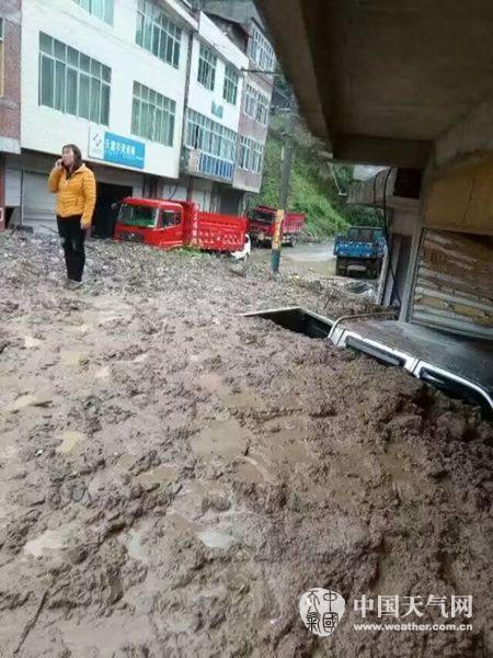 云南昭通遭遇強(qiáng)降雨 泥石流致交通中斷