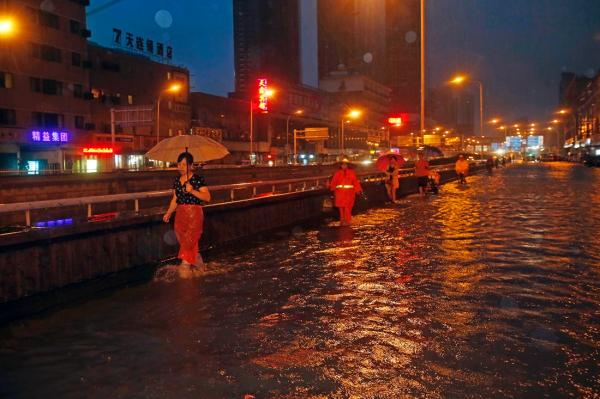 武漢暴雨交通癱瘓